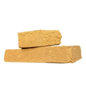Detalle de polen rubio CBD premium con textura y color natural en La Cosechera