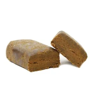 Bloque Sweet Candy Hash CBD de La Cosechera con textura compacta y corte definido
