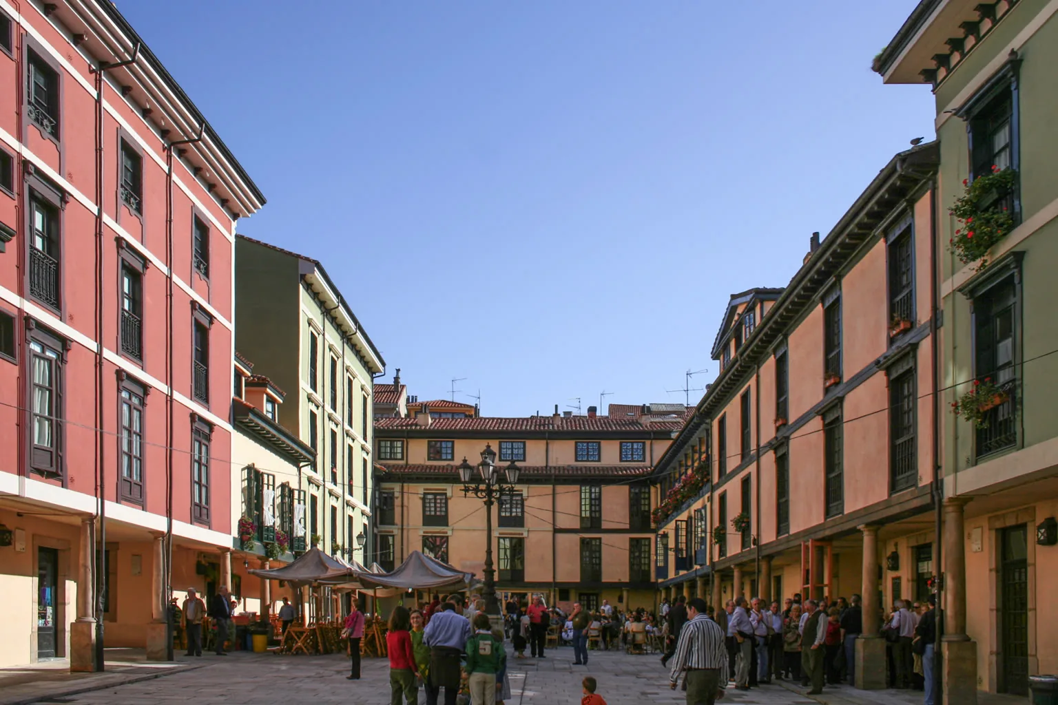 Entorno urbano de Oviedo para posicionamiento local de tienda CBD y compra profesional