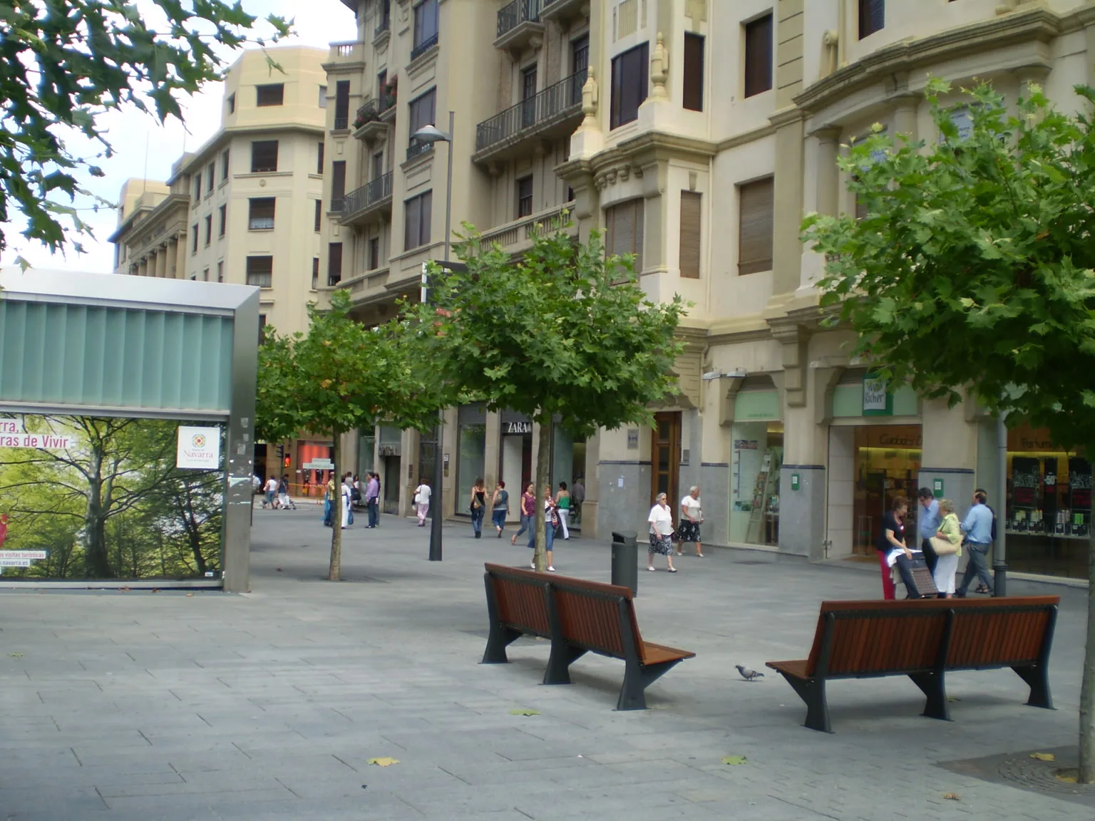 Vista urbana de Pamplona para página local de tienda CBD premium